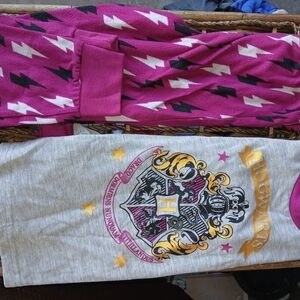 Hogwarts Crest Pajama Set - Gray & Magenta Lightning